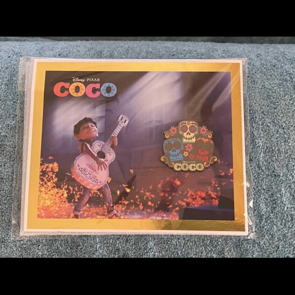 New Sealed Disney Movie Club Exclusive Coco trading pin & Certificate.